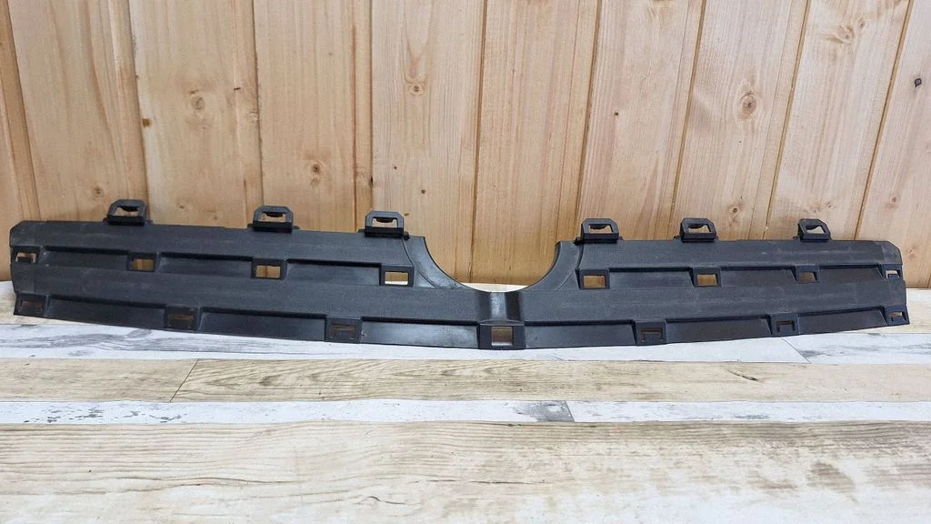 Front bumper upper radiator grill 13282567