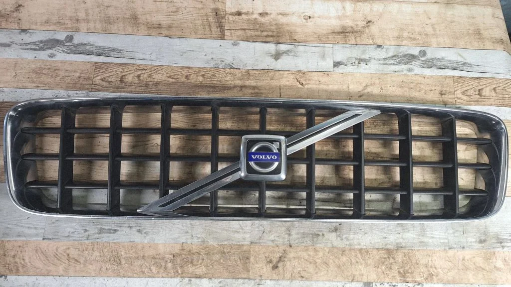 Front bumper upper radiator grill 8620641