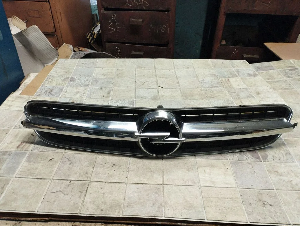 Esistange ülemine radiaatorivõre – Opel Vectra C (2002-2005)