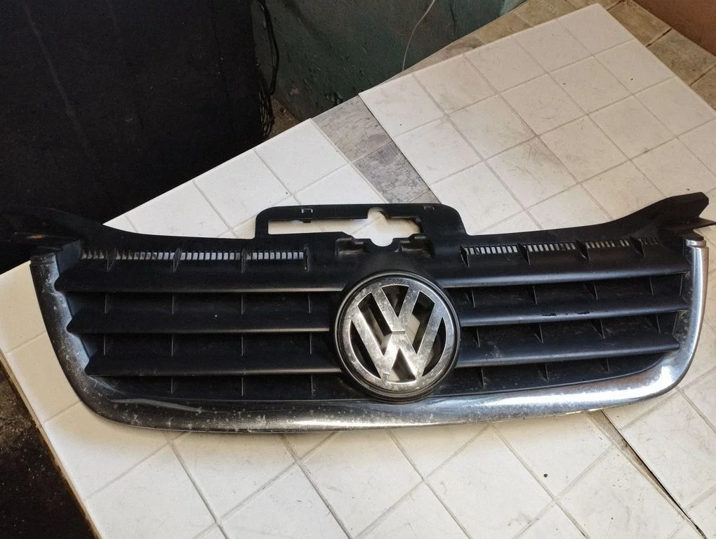 Front bumper upper radiator grill – Volkswagen Touran I (2003-2010)