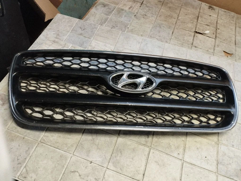 Front bumper upper radiator grill – Hyundai Santa Fe (2006-2012)