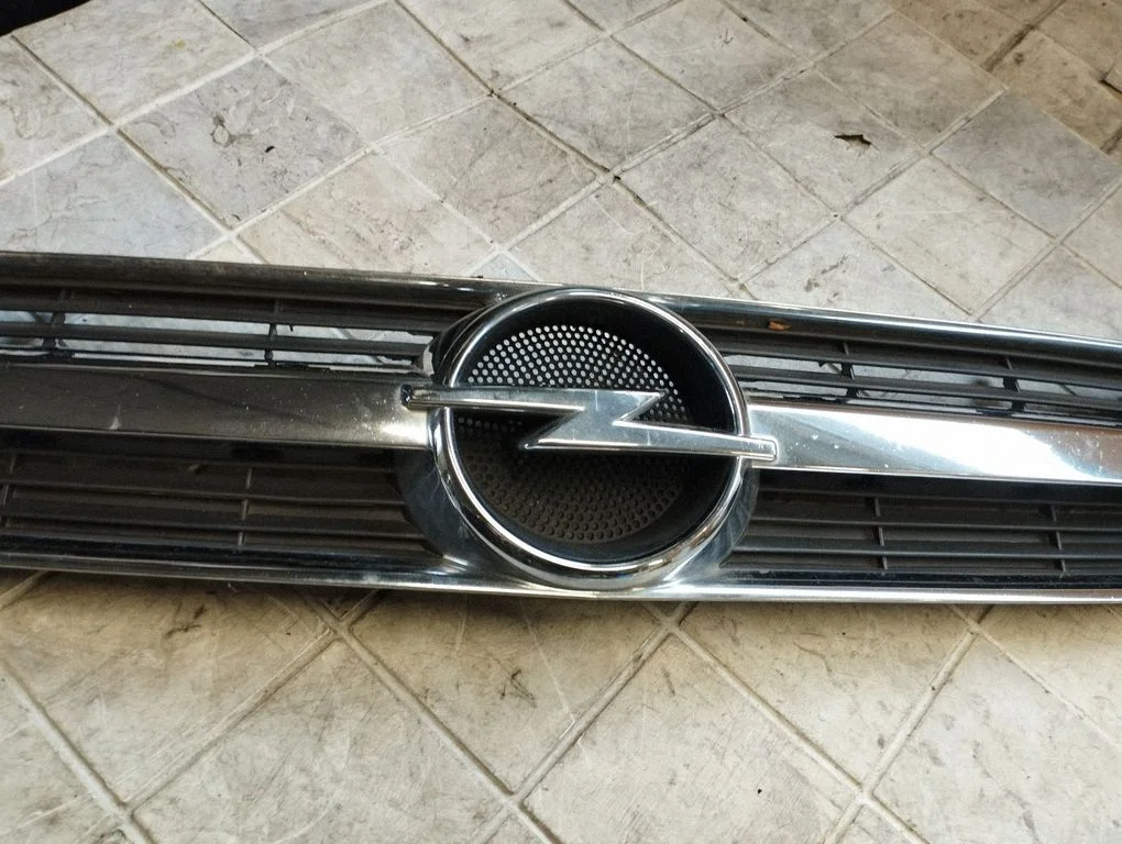 Esistange ülemine radiaatorivõre – Opel Vectra C (2002-2005)