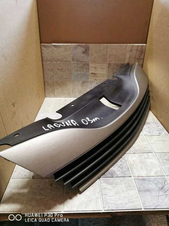 Front bumper upper radiator grill – Renault Laguna II (2001-2007)