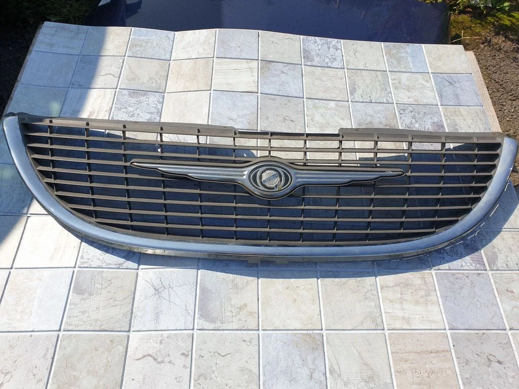 Front bumper upper radiator grill – Chrysler Grand Voyager IV (2001-2007)