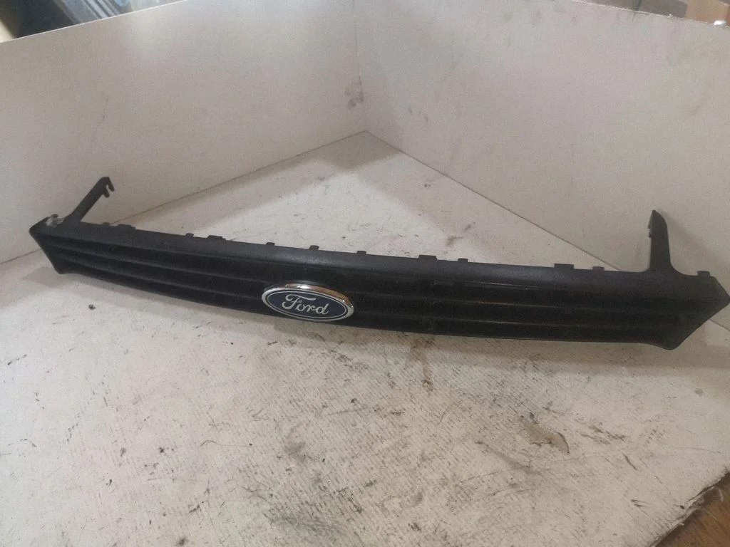 Front bumper upper radiator grill – Ford Focus (1998-2004)