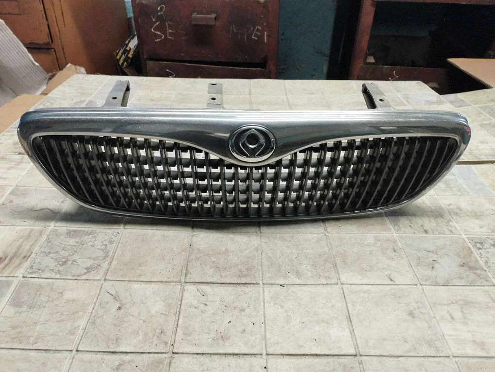 Esistange ülemine radiaatorivõre T00150711 – Mazda Xedos 6 (1992-2000)