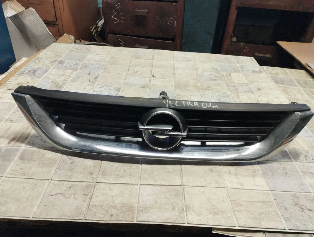 Esistange ülemine radiaatorivõre – Opel Vectra B (1996-2002)