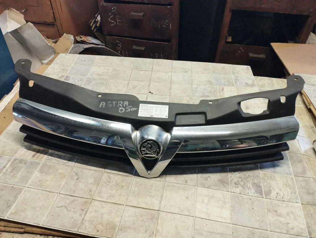 Esistange ülemine radiaatorivõre – Opel Astra H (2004-2012)