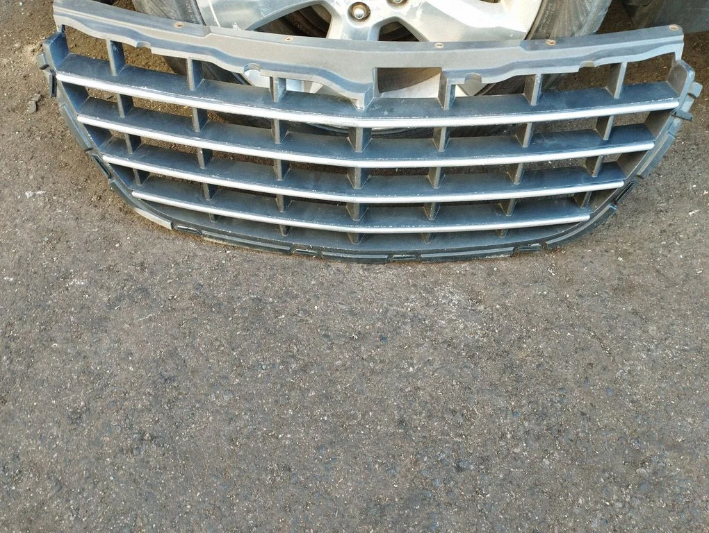 Esistange ülemine radiaatorivõre 04857626AA