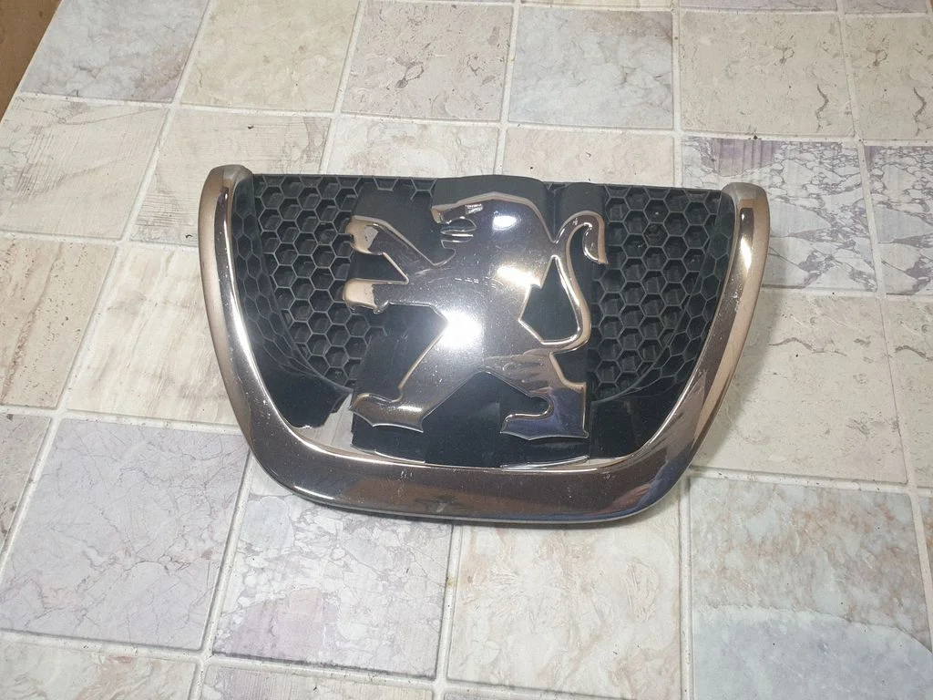 Manufacturer badge logo/emblem 303002001