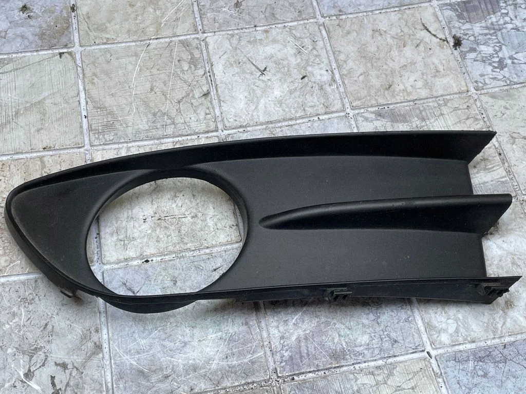 Kratka / ramka halogenu – Renault Laguna II (2001-2007)