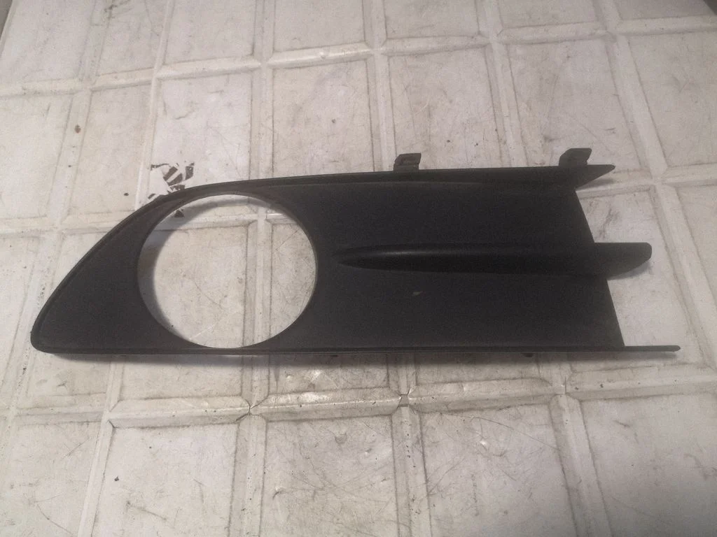Kratka / ramka halogenu – Renault Laguna II (2001-2007)