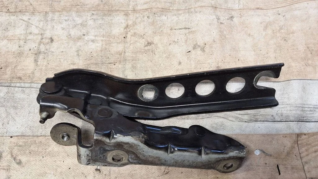 Engine bonnet/hood hinges 1Z0823301C