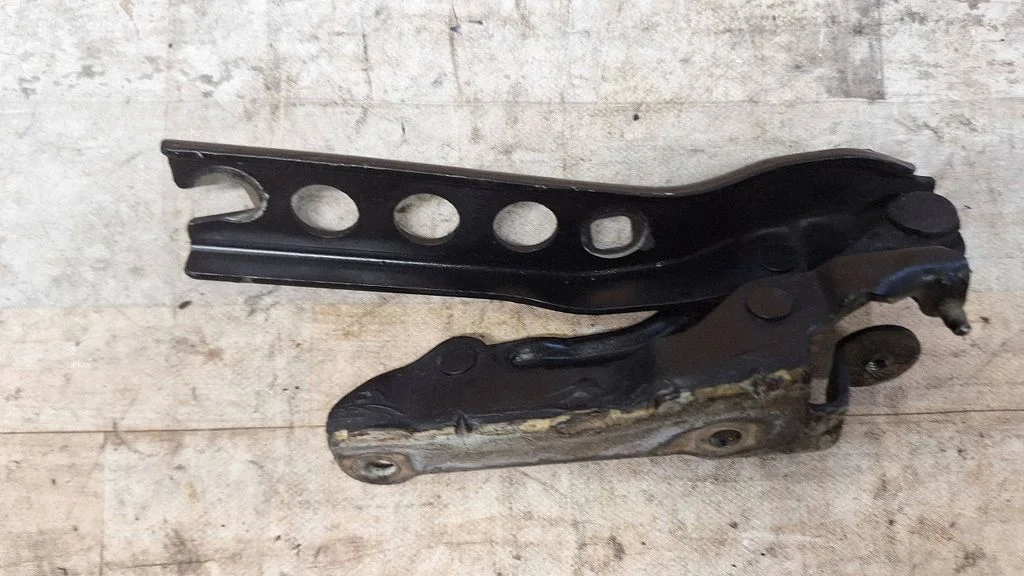 Engine bonnet/hood hinges 1Z0823302C