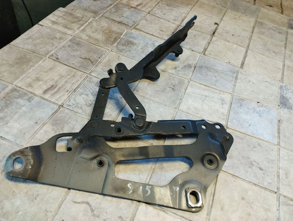 Engine bonnet/hood hinges 704632404