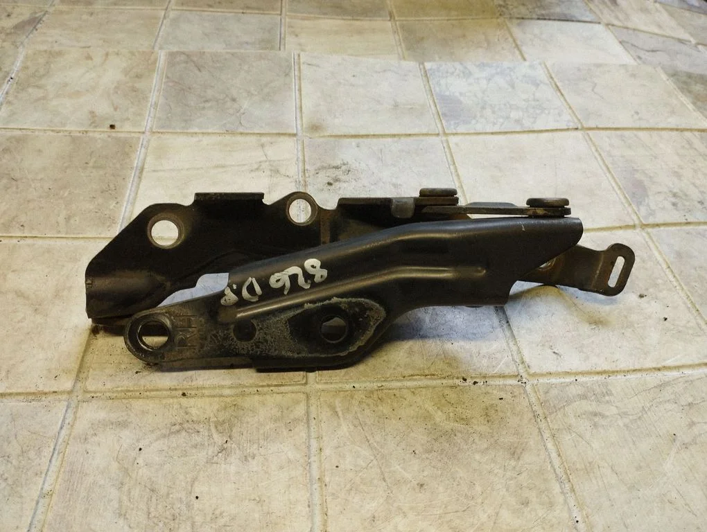 Zawiasy maski – Subaru Outback (2007-2009)