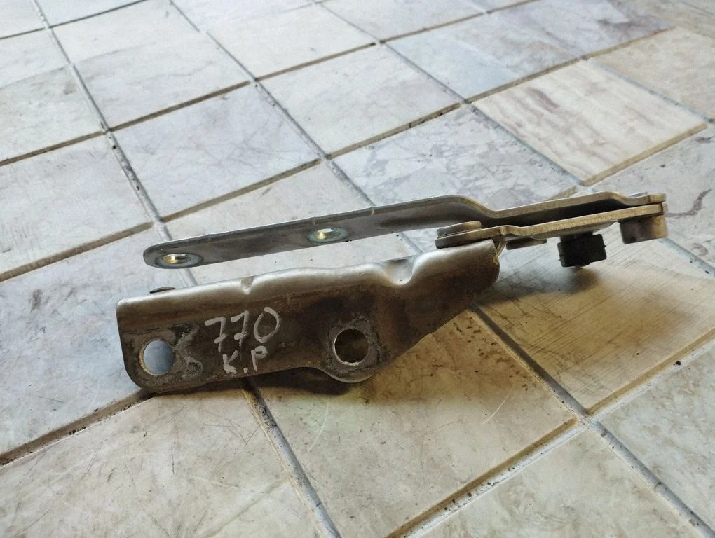 Engine bonnet/hood hinges – Volkswagen Transporter - Caravelle T5 (2003-2015)