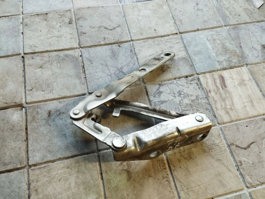Engine bonnet/hood hinges – Volkswagen Transporter - Caravelle T5 (2003-2015)