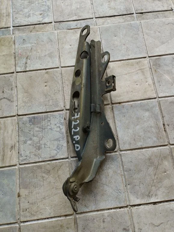 Engine bonnet/hood hinges – front right