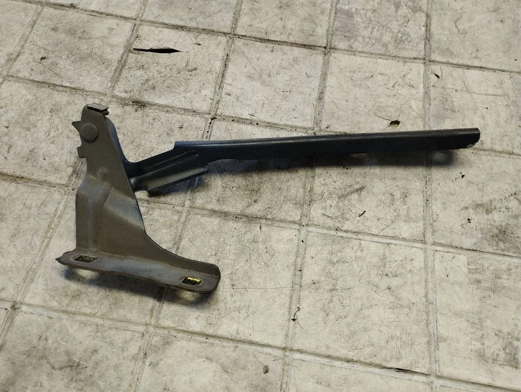 Engine bonnet/hood hinges – front right