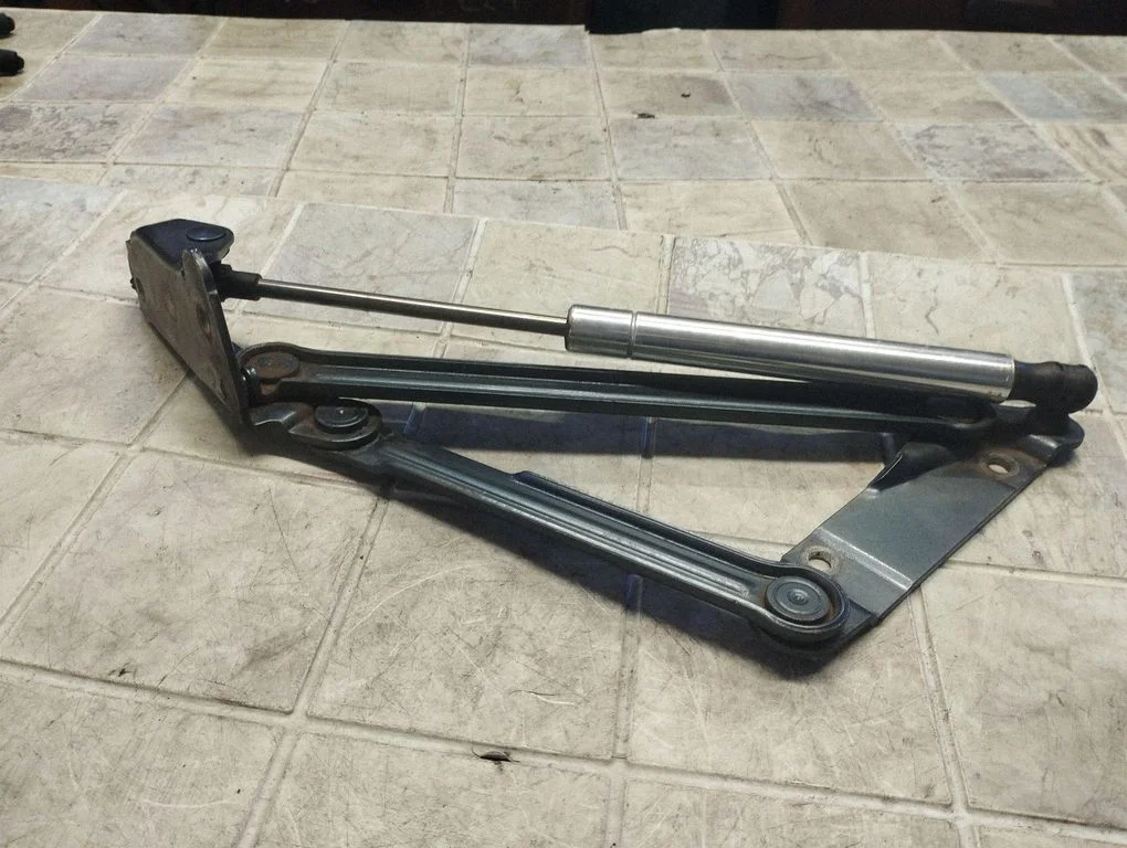 Mootorikapoti hinged – parem