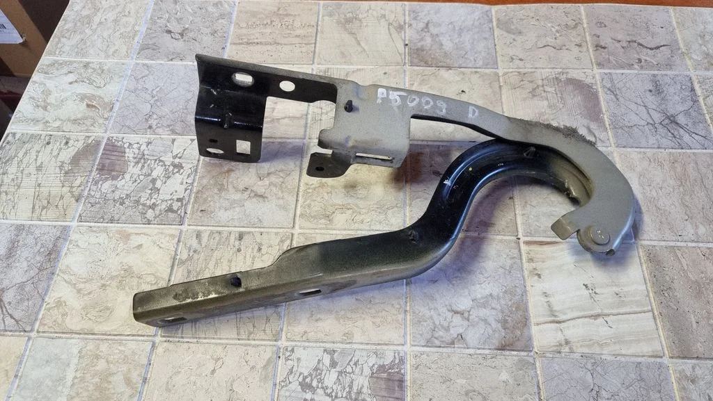 Engine bonnet/hood hinges 968586748B