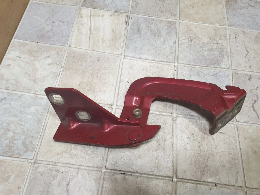 Motora pārsega eņģe (-es) 153071