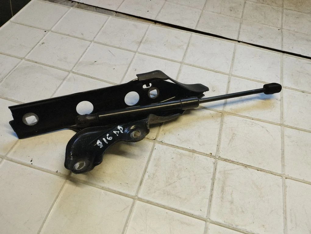 Engine bonnet/hood hinges 4G8823359A