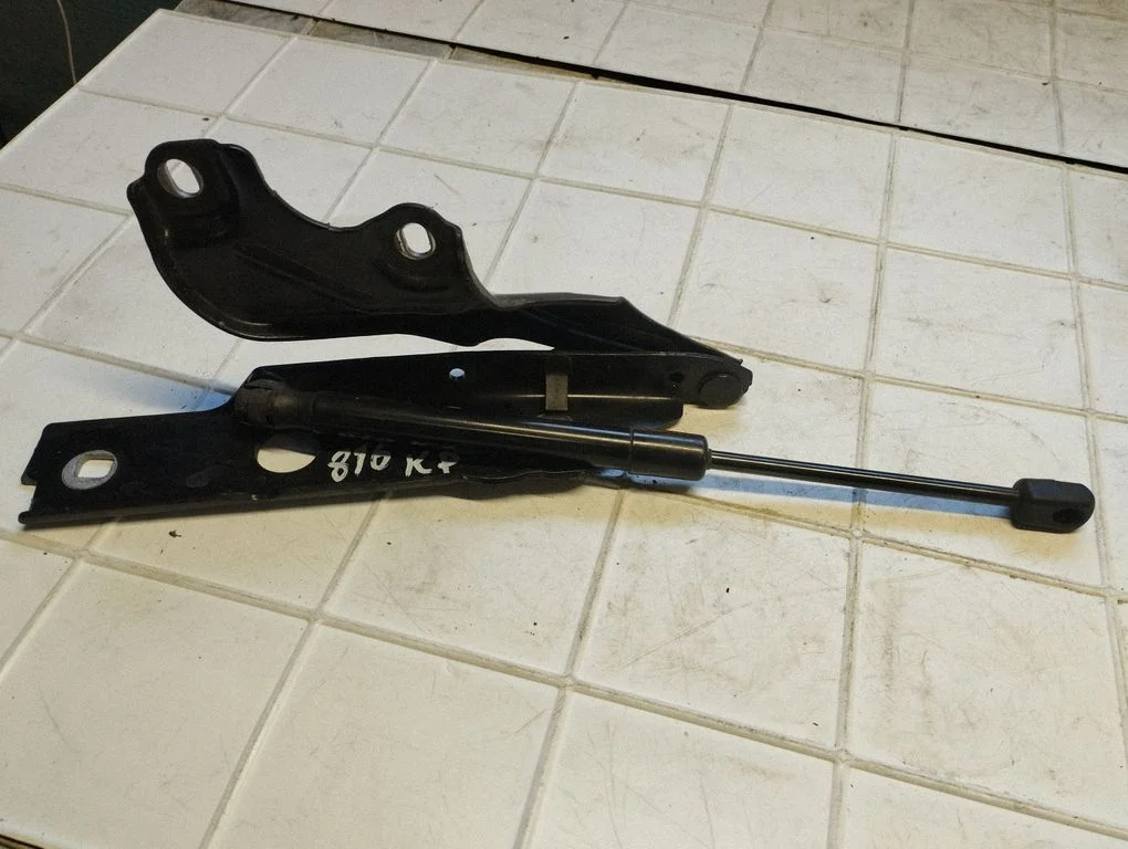 Engine bonnet/hood hinges 4G8823359A