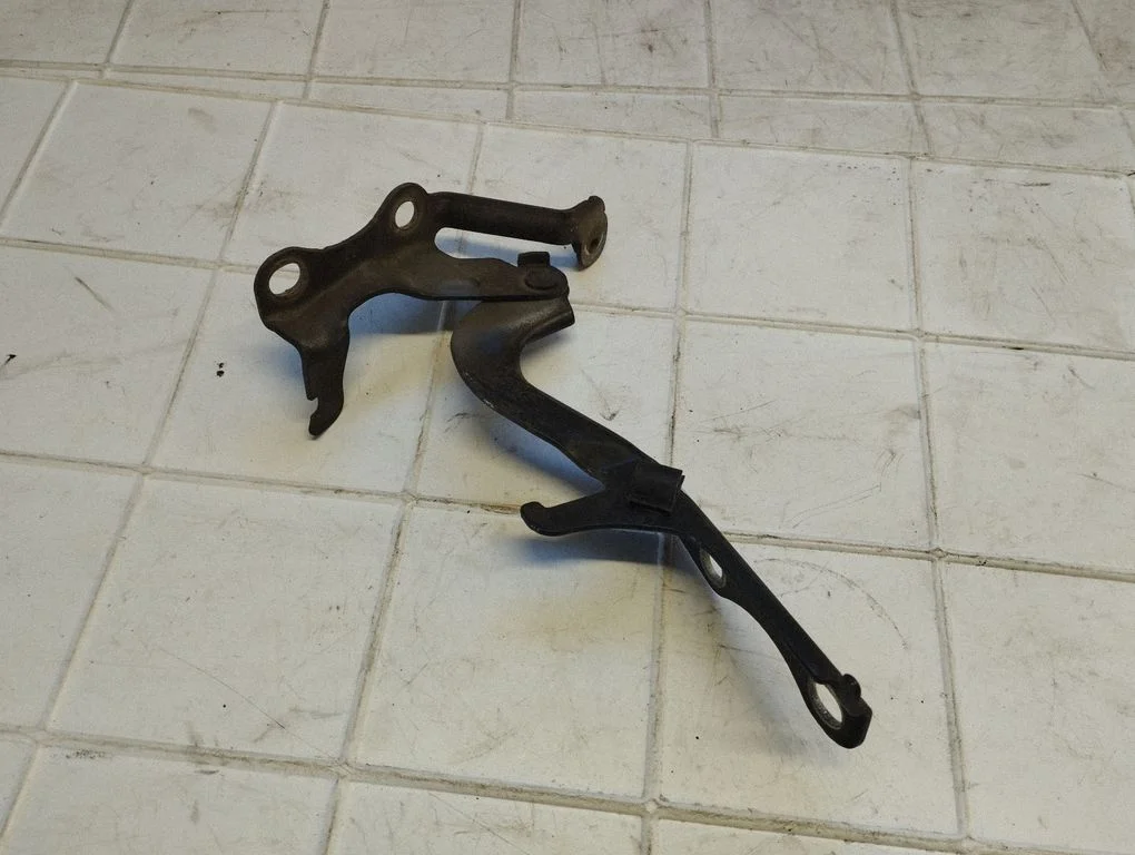 Mootorikapoti hinged – eesmine parem