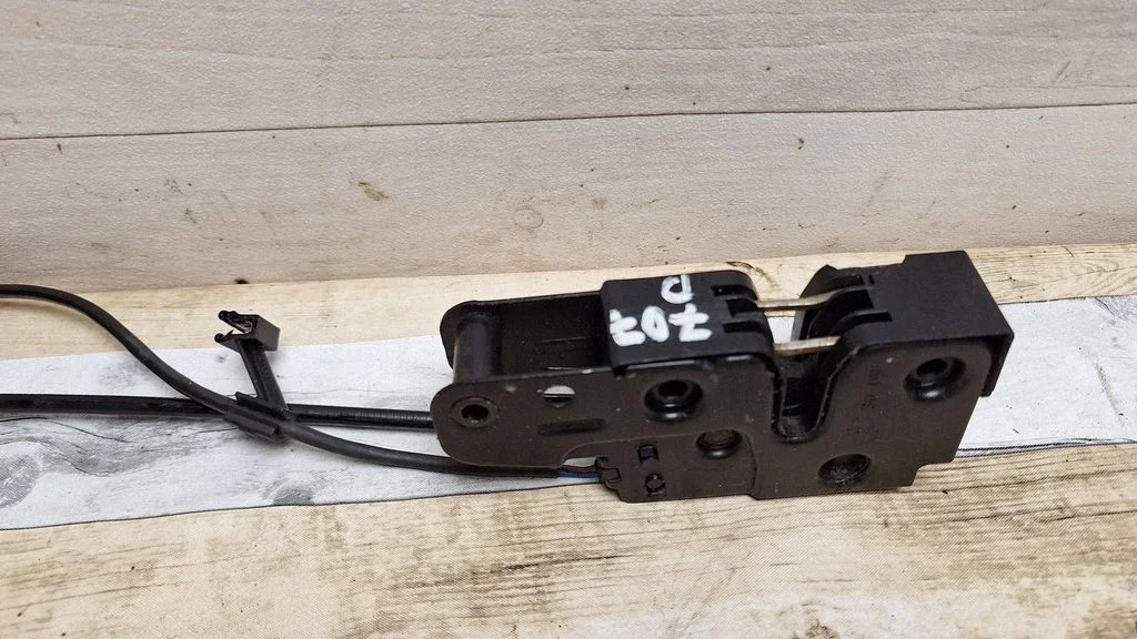 Engine bonnet/hood lock/catch 8K1823746