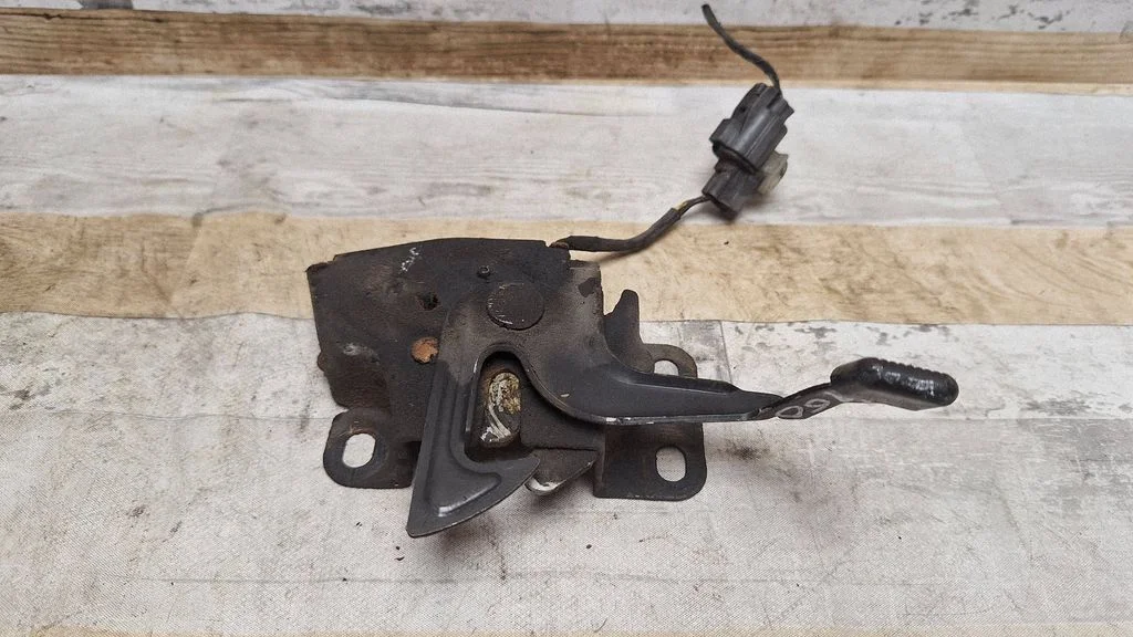 Engine bonnet/hood lock/catch