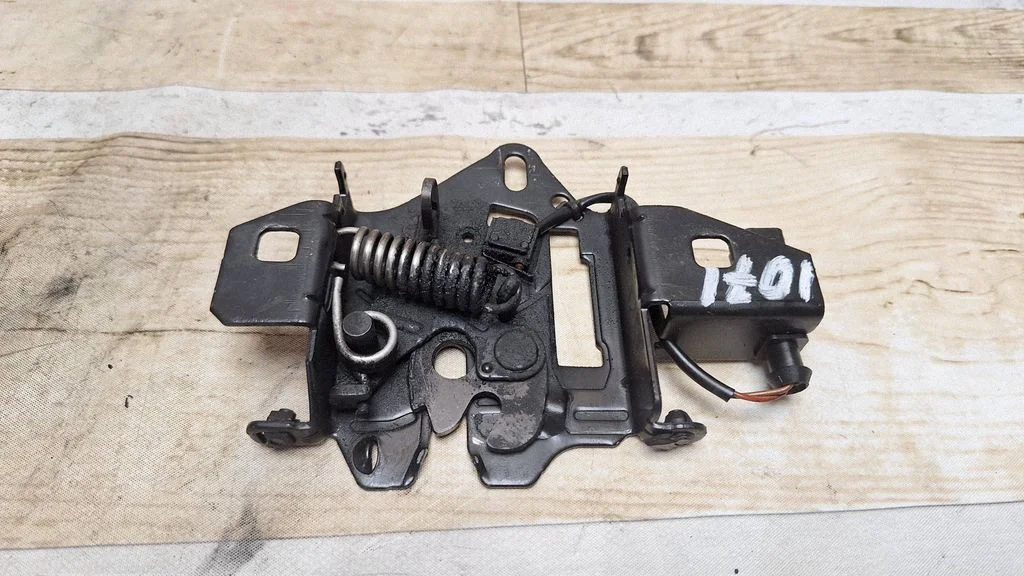 Engine bonnet/hood lock/catch