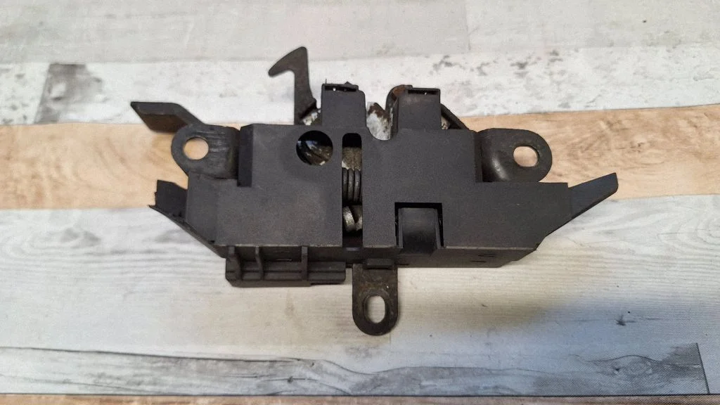 Engine bonnet/hood lock/catch
