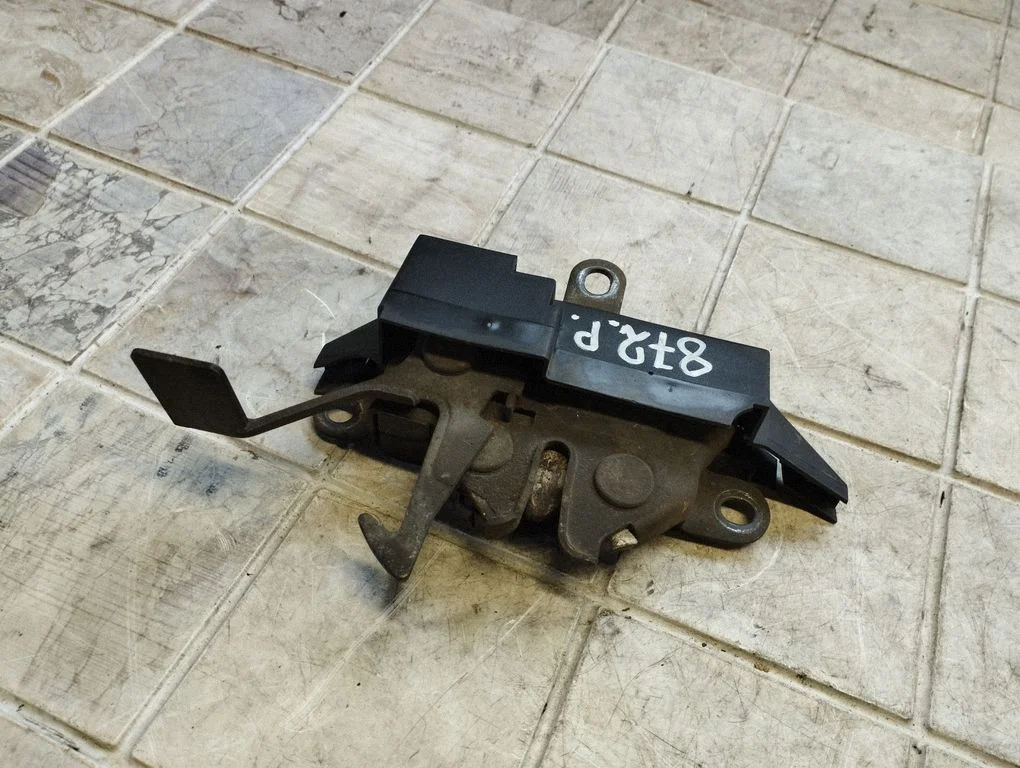 Engine bonnet/hood lock/catch – Toyota Avensis T220 (1997-2000)
