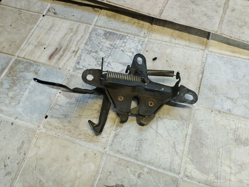 Engine bonnet/hood lock/catch