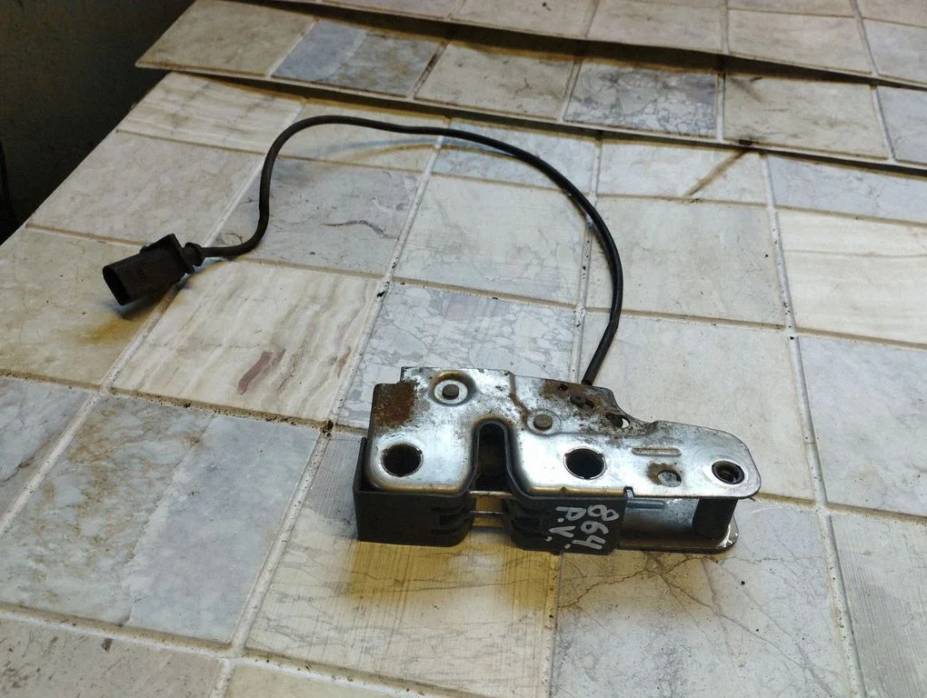 Engine bonnet/hood lock/catch
