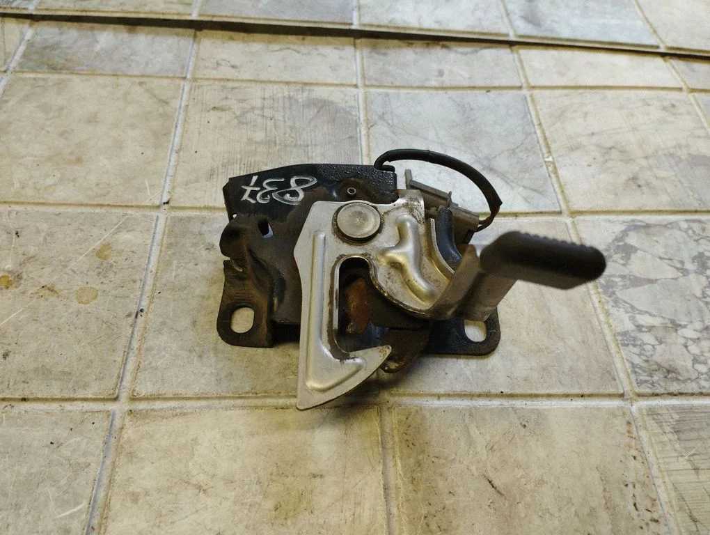 Engine bonnet/hood lock/catch