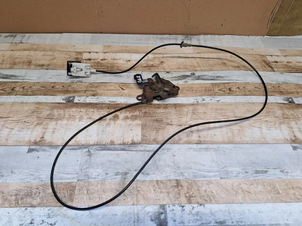 Motora pārsega slēdzene