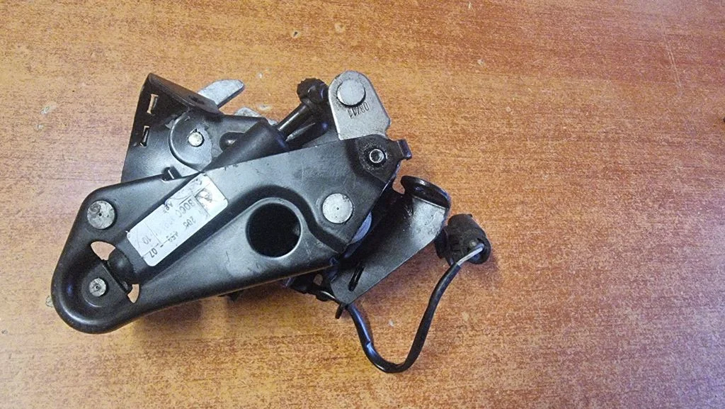 Engine bonnet/hood lock/catch