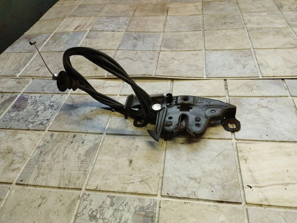 Engine bonnet/hood lock/catch