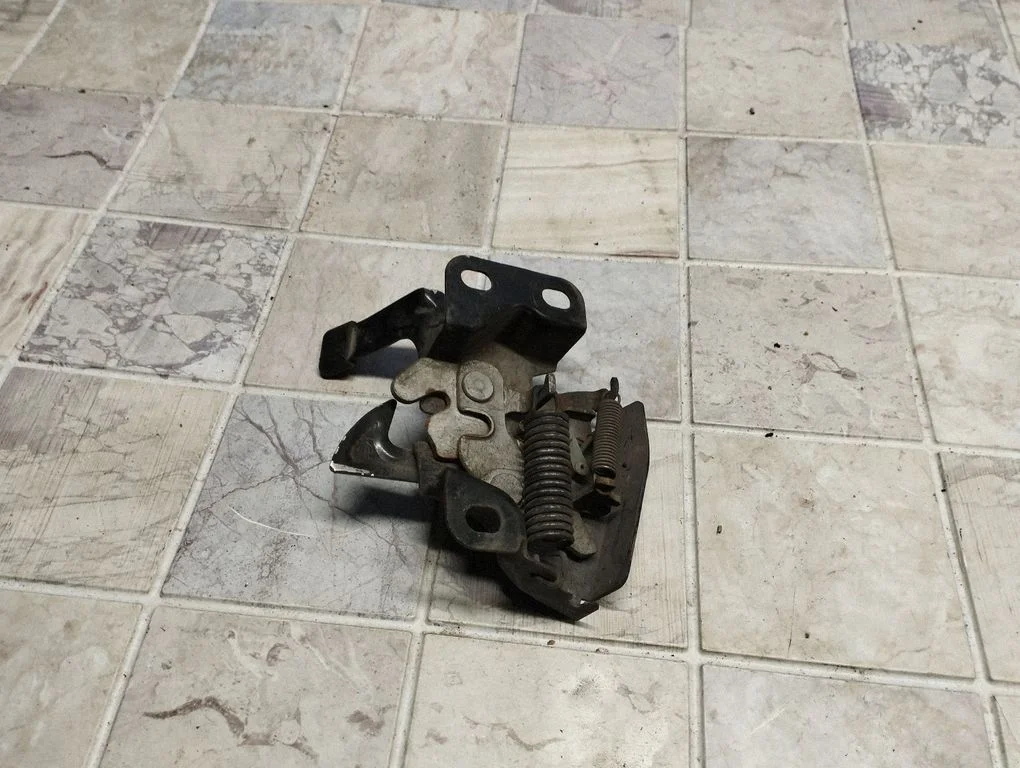 Engine bonnet/hood lock/catch