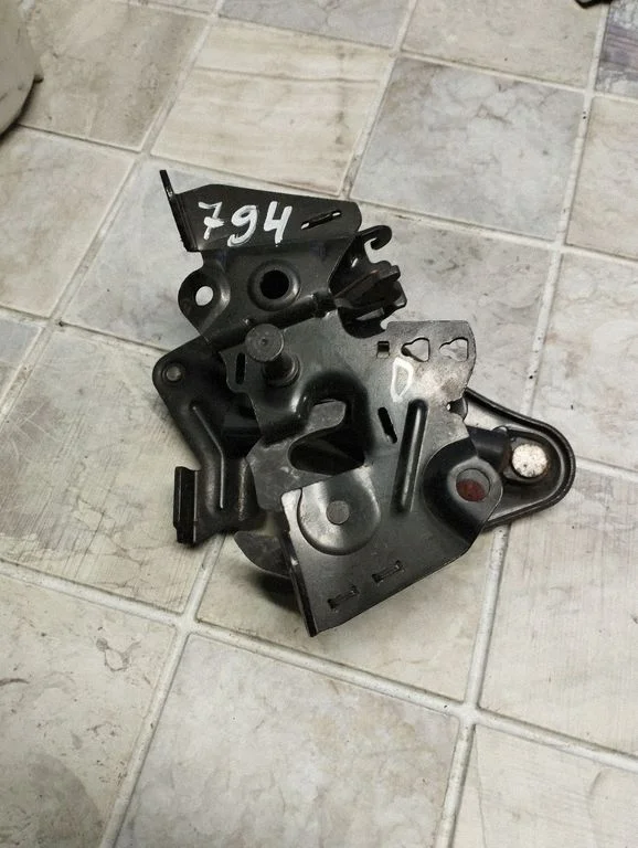Engine bonnet/hood lock/catch – BMW 7 Series F01 F02 F03 F04 (2008-2016)