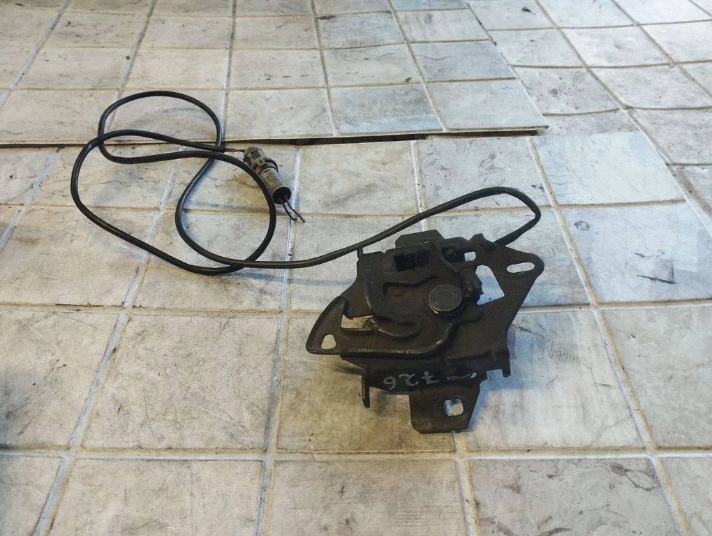 Motora pārsega slēdzene 813971956