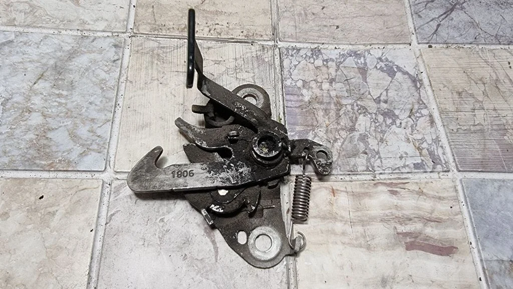 Engine bonnet/hood lock/catch 1806