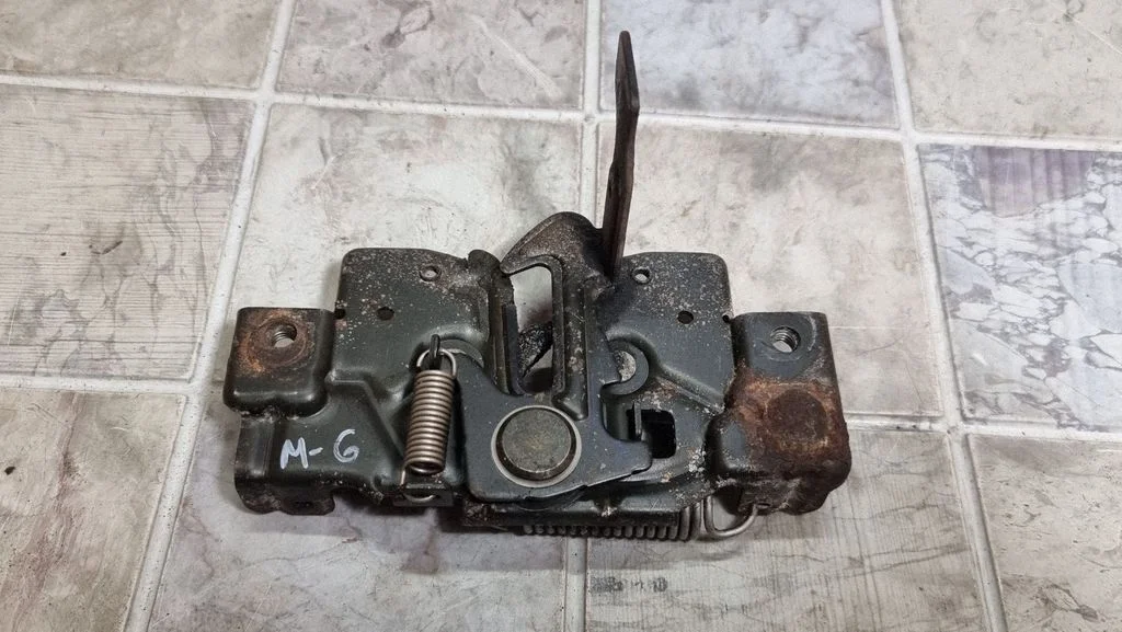 Engine bonnet/hood lock/catch – front