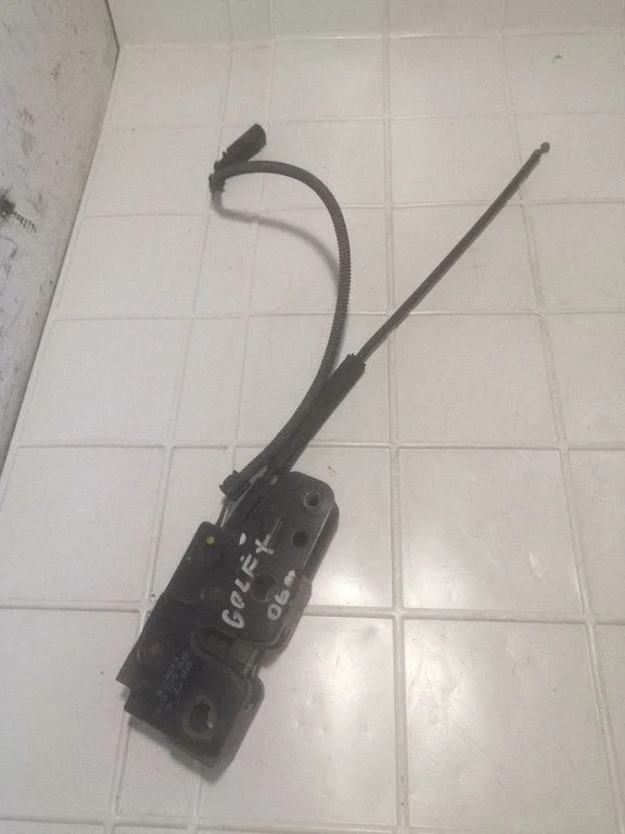 Mootorikapoti lukk 5M2823509B