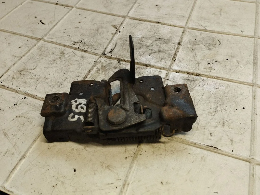 Engine bonnet/hood lock/catch
