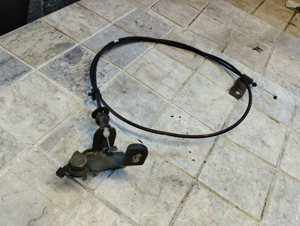 Engine bonnet/hood lock release cable