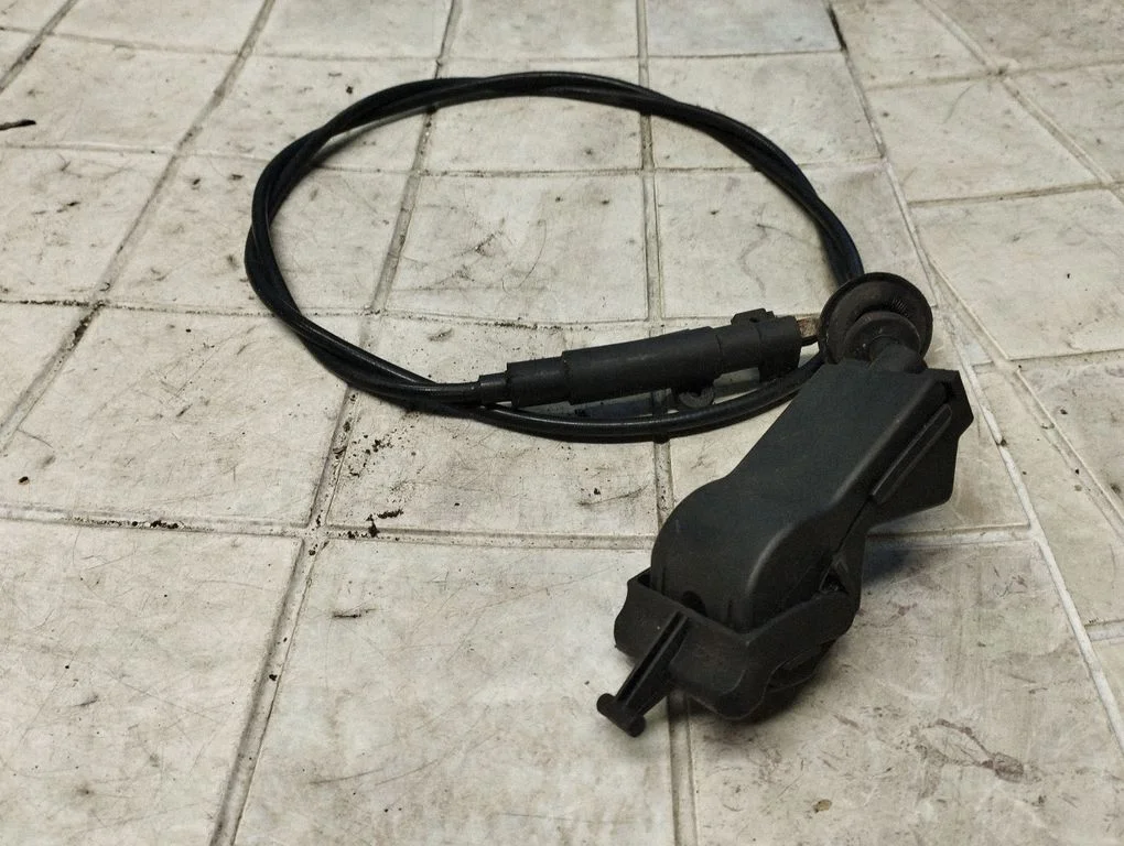 Linka zamka maski 8Z0823565B